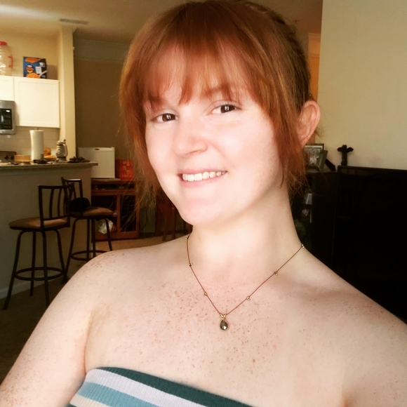 Meet your Posher, Caitlin - Picture 3 of 3